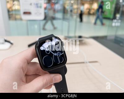 Poznan, Polen – 20. September 2025: Apple Watch 11, ein modernes tragbares Gerät, Nahaufnahme mit dunklem Bildschirm mit leuchtend weißer Oberfläche e Stockfoto