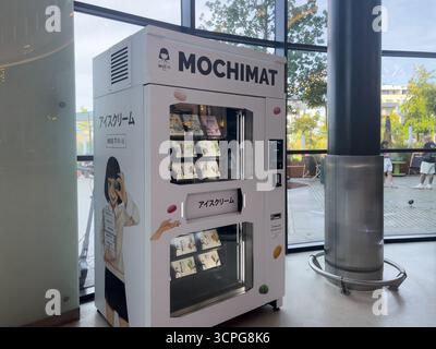 Posen, Polen – 20. September 2025: MOCHIMAT-Automat präsentiert MOCHI-Eissorten mit MISS TI-Branding, wobei Efficient Automate betont wird Stockfoto
