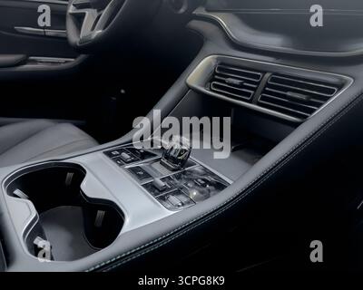 Posen, Polen – 20. September 2025: Detaillierte Ansicht eines modernen Luxusautos mit Kristallschalthebel und elegantem Design in der Mittelkonsole Stockfoto