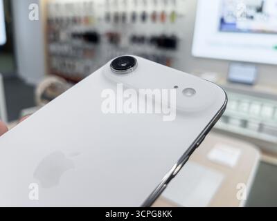 Posen, Polen - 20. September 2025: IPhone Air elegante weiße Smartphone-Rückseite mit markanter Kamera, Blitz und ikonischem Apple-Symbol, betonte Stockfoto