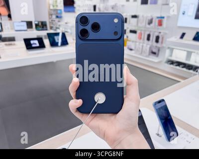 Posen, Polen – 20. September 2025: Apple iPhone 17 Pro, dunkelblau, lädt zur Interaktion ein, präsentiert mobile Technologie-Funktionen, Innovation für individuelle Anforderungen Stockfoto