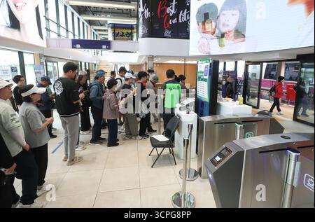 Seoul, Südkorea. September 2025. Touristen stehen am 26. September 2025 an Bord des „Hangang Bus“ in Seoul, Südkorea. Seoul hat kürzlich den „Hangang Bus“ auf den Markt gebracht. Einwohner und Touristen, die den „Hangang Bus“ nehmen, können die Landschaft von Seoul entlang des Han Flusses genießen. Quelle: Yao Qilin/Xinhua/Alamy Live News Stockfoto