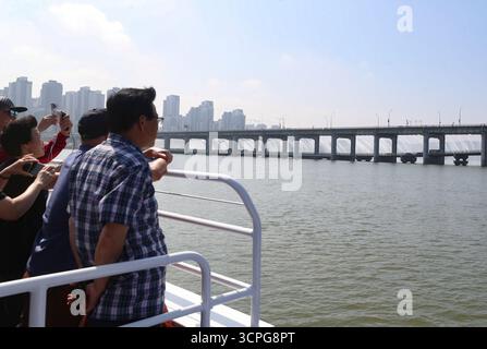 Seoul, Südkorea. September 2025. Touristen genießen die Landschaft des Han Flusses in einem „Hangang Bus“ in Seoul, Südkorea, 26. September 2025. Seoul hat kürzlich den „Hangang Bus“ auf den Markt gebracht. Einwohner und Touristen, die den „Hangang Bus“ nehmen, können die Landschaft von Seoul entlang des Han Flusses genießen. Quelle: Yao Qilin/Xinhua/Alamy Live News Stockfoto