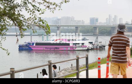 Seoul, Südkorea. September 2025. Ein „Hangang Bus“ hält am Yeouido Pier in Seoul, Südkorea, am 26. September 2025. Seoul hat kürzlich den „Hangang Bus“ auf den Markt gebracht. Einwohner und Touristen, die den „Hangang Bus“ nehmen, können die Landschaft von Seoul entlang des Han Flusses genießen. Quelle: Yao Qilin/Xinhua/Alamy Live News Stockfoto