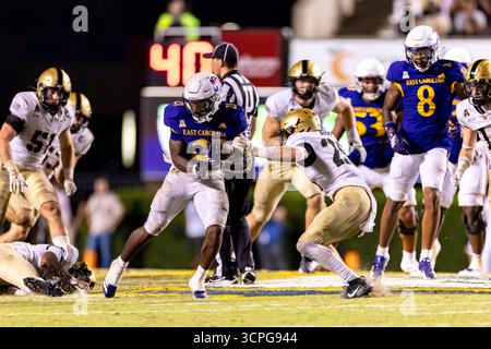 Greenville, North Carolina, USA. September 2025. East Carolina Pirates laufen zurück MARLON GUNN JR. (21) spielt den Ball während des American Athletic Conference (AAC) Fußballspiels zwischen den Army Black Knights und East Carolina University (ECU) Pirates am 25. September 2025 im Dowdy-Ficklen Stadium in Greenville, NC. ECU besiegte Armee 28 - 6. (Kreditbild: © Israel Anta via ZUMA Press Wire) NUR REDAKTIONELLE VERWENDUNG! Nicht für kommerzielle ZWECKE! Stockfoto
