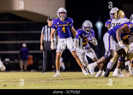 Greenville, North Carolina, USA. September 2025. East Carolina Pirates laufen zurück MARLON GUNN JR. (21) spielt den Ball während des American Athletic Conference (AAC) Fußballspiels zwischen den Army Black Knights und East Carolina University (ECU) Pirates am 25. September 2025 im Dowdy-Ficklen Stadium in Greenville, NC. ECU besiegte Armee 28 - 6. (Kreditbild: © Israel Anta via ZUMA Press Wire) NUR REDAKTIONELLE VERWENDUNG! Nicht für kommerzielle ZWECKE! Stockfoto