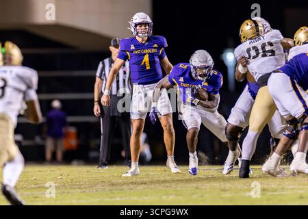 Greenville, North Carolina, USA. September 2025. East Carolina Pirates laufen zurück MARLON GUNN JR. (21) spielt den Ball während des American Athletic Conference (AAC) Fußballspiels zwischen den Army Black Knights und East Carolina University (ECU) Pirates am 25. September 2025 im Dowdy-Ficklen Stadium in Greenville, NC. ECU besiegte Armee 28 - 6. (Kreditbild: © Israel Anta via ZUMA Press Wire) NUR REDAKTIONELLE VERWENDUNG! Nicht für kommerzielle ZWECKE! Stockfoto