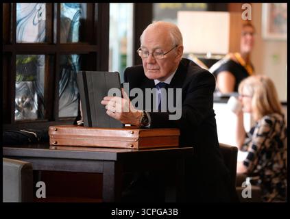 Glasgow, Großbritannien. September 2013. Sir Menzies Campbell auf seinem iPad auf der Herbstkonferenz der Liberal Democrats im Scottish Exhibition Conference Centre, Glasgow, Großbritannien. Mittwoch, 18. September 2013. Foto: andrew parsons/Alamy Live News Stockfoto