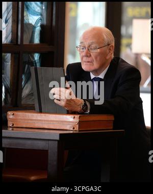 Glasgow, Großbritannien. September 2013. Sir Menzies Campbell auf seinem iPad auf der Herbstkonferenz der Liberal Democrats im Scottish Exhibition Conference Centre, Glasgow, Großbritannien. Mittwoch, 18. September 2013. Foto: andrew parsons/Alamy Live News Stockfoto