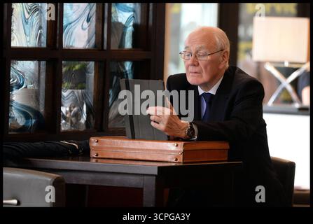 Glasgow, Großbritannien. September 2013. Sir Menzies Campbell auf seinem iPad auf der Herbstkonferenz der Liberal Democrats im Scottish Exhibition Conference Centre, Glasgow, Großbritannien. Mittwoch, 18. September 2013. Foto: andrew parsons/Alamy Live News Stockfoto