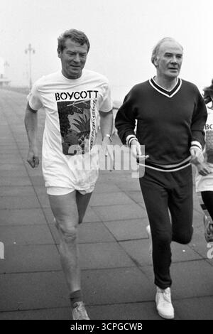Dateifoto vom 13. Januar 09/89 des SLD-Parteivorsitzenden Paddy Ashdown joggt mit Menzies Campbell, Abgeordneter von Fife North East, auf dem gesponserten Lauf „Democrats Apartheid“. Lord Ming Campbell, ehemaliger Führer der Liberaldemokraten, sei im Alter von 84 Jahren gestorben, sagte die Partei. Ausgabedatum: Freitag, 26. September 2025. Stockfoto
