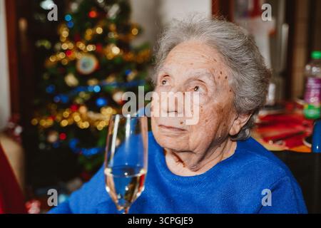 Ältere weiße Frau, die Silvester feiert Stockfoto