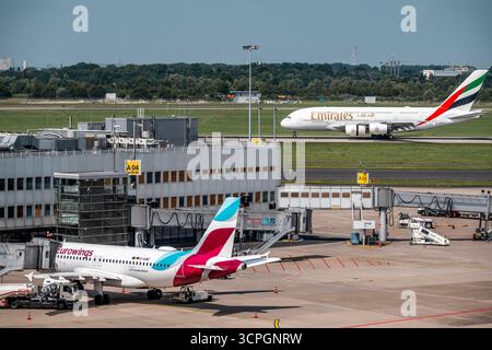 Flughafen Düsseldorf, Emirates Airbus A380 nach der Landung, Terminal A Gebäude, Eurowings Airbus, Nordrhein-Westfalen, Deutschland, Stockfoto