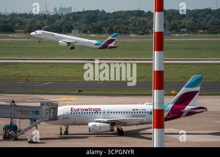Flughafen Düsseldorf, Eurowings Airbus A321, Take-off, Eurowings Airbus A319 A, Terminal A, Nordrhein-Westfalen, Deutschland, Stockfoto