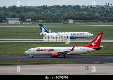 Flughafen Düsseldorf, Anadolujet, Boeing 737-Max während des Starts, Corendon Boeing 737-800 auf dem Rollweg nach der Landung, Nordrhein-Westfalen, Deutschland Stockfoto