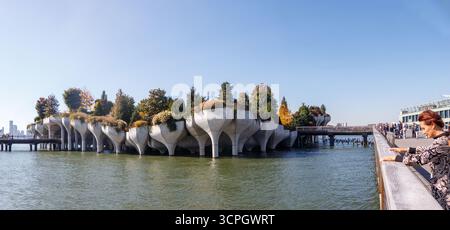 Malerischer Blick auf den Little Island Park mit einzigartigen Betonstrukturen über dem Hudson River in New York City an einem klaren Pier 55 von Heatherwick Studio Stockfoto