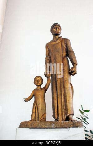 St. Joseph mit Jesuskind, Statue auf dem Hauptaltar im Nationalheiligtum St. Joseph in Karlovac Stockfoto