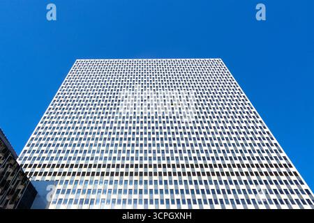 Jacob K. Javits Federal Building manhattan New york 1967 mit einer gitterartigen Fassade vor einem klaren blauen Himmel an einem sonnigen Tag Stockfoto