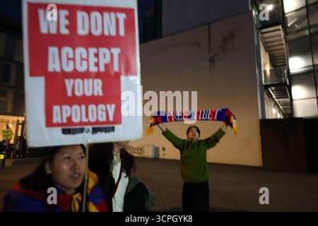 London, Großbritannien. September 2025. Die Tibetische Gemeinschaft in Großbritannien versammelte sich am 25. September 2025 vor der White Cube Galerie in London, England, um gegen die Ausstellung des US-amerikanischen chinesischen Künstlers Cai Guo-Qiang „Schießpulver und Abstraktion 2015-2025“ zu demonstrieren. Mehrere Demonstranten haben es geschafft, Aktivisten zu verurteilen, dass der Künstler vor kurzem ein Feuerwerk in Shigatse, Tibet, gezeigt hat und es kulturelle und ökologische Gewalt gegen einen heiligen tibetischen Berg unter chinesischer Besatzung nannte. (Foto: Pete Speller/SIPA USA) Credit: SIPA USA/Alamy Live News Stockfoto