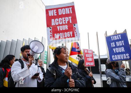 London, Großbritannien. September 2025. Die Tibetische Gemeinschaft in Großbritannien versammelte sich am 25. September 2025 vor der White Cube Galerie in London, England, um gegen die Ausstellung des US-amerikanischen chinesischen Künstlers Cai Guo-Qiang „Schießpulver und Abstraktion 2015-2025“ zu demonstrieren. Mehrere Demonstranten haben es geschafft, Aktivisten zu verurteilen, dass der Künstler vor kurzem ein Feuerwerk in Shigatse, Tibet, gezeigt hat und es kulturelle und ökologische Gewalt gegen einen heiligen tibetischen Berg unter chinesischer Besatzung nannte. (Foto: Pete Speller/SIPA USA) Credit: SIPA USA/Alamy Live News Stockfoto