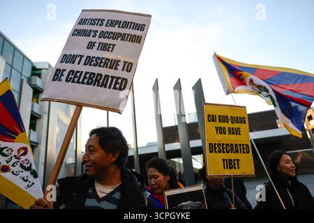 London, Großbritannien. September 2025. Die Tibetische Gemeinschaft in Großbritannien versammelte sich am 25. September 2025 vor der White Cube Galerie in London, England, um gegen die Ausstellung des US-amerikanischen chinesischen Künstlers Cai Guo-Qiang „Schießpulver und Abstraktion 2015-2025“ zu demonstrieren. Mehrere Demonstranten haben es geschafft, Aktivisten zu verurteilen, dass der Künstler vor kurzem ein Feuerwerk in Shigatse, Tibet, gezeigt hat und es kulturelle und ökologische Gewalt gegen einen heiligen tibetischen Berg unter chinesischer Besatzung nannte. (Foto: Pete Speller/SIPA USA) Credit: SIPA USA/Alamy Live News Stockfoto