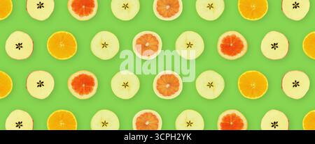 Ein Muster, in dem Scheiben verschiedener Obstsorten aufeinander ausgerichtet sind. Geometrische wiederholte Fruchtflachlagen modernes Muster. Stockfoto