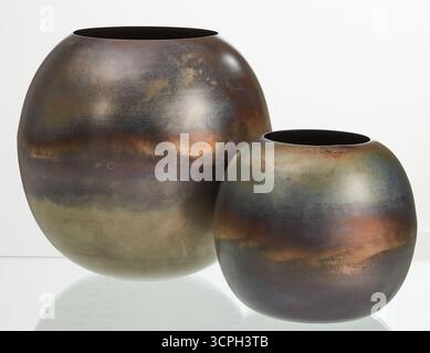 Zwei runde Stahlfässer mit altem rostigem Vintage-Look, isolierter Naturhintergrund mit Schneidepfad Stockfoto