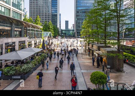Canary Wharf London Business District mit Pendlern und Wolkenkratzern. London, Vereinigtes Königreich, 19. Mai 2023 Stockfoto