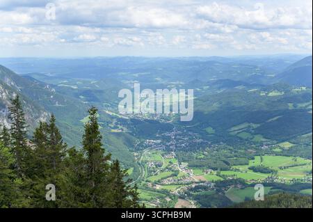 Das Bild zeigt einen atemberaubenden Panoramablick auf Rax in Österreich und zeigt ein lebhaftes grünes Tal umgeben von majestätischen Bergen Stockfoto
