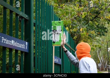 London, Großbritannien. 26. September 2025. Anhänger von Liam Óg Ó hAnnaidh, der unter dem Namen „Mo Chara“ mit dem irischen Hip Hop-Trio Kniecap auftritt, treffen sich vor dem Gericht, während der Sänger an einer Anhörung teilnimmt, in der er entscheidet, ob er nach dem Terrorismusgesetz angeklagt werden muss. Er wird beschuldigt, eine Flagge zur Unterstützung der verbotenen Gruppe Hisbollah bei einem Konzert im Jahr 2024 angebracht zu haben. Er leugnet die Anschuldigungen und beschreibt sie als "politische Polizeiarbeit" und als "Karneval der Ablenkung" vom israelischen Krieg gegen Gaza, gegen den sich die Band wehrt. Der Fall wurde später fallen gelassen. Quelle: Ron Fassbender/Alamy Live News Stockfoto