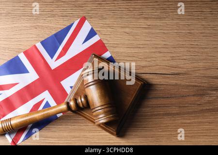 Richterlicher Hammer und Flagge von Großbritannien auf Holztisch, Draufsicht. Leerzeichen für Text Stockfoto