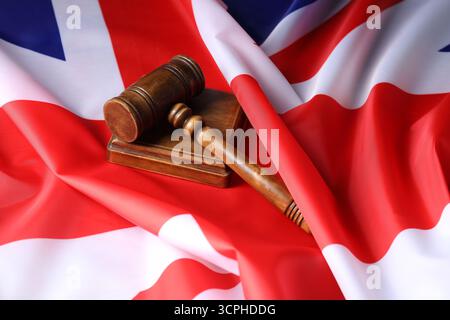 Der Hammer des Richters auf der Flagge Großbritanniens Stockfoto