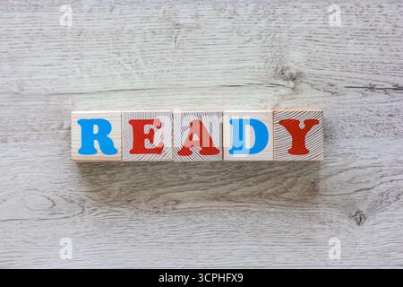 Text fertig auf Holzwürfeln mit bunten Buchstaben Stockfoto
