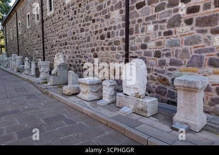 Details der römischen Säulen und Säulen, die vor dem Museum der Anatolischen Zivilisation in Ankara, Türkei, ausgestellt sind Stockfoto