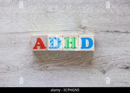 Abkürzung ADHS auf Holzwürfeln mit bunten Buchstaben Stockfoto
