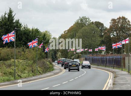 Union Jacks und St. George's Cross Flags. Vor dem Flughafen Biggin Hill, London, Großbritannien. Stockfoto
