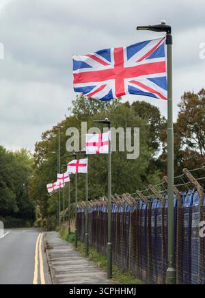 Union Jacks und St. George's Cross Flags. Vor dem Flughafen Biggin Hill, London, Großbritannien. Stockfoto