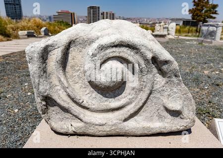 Bruchstücke des Steingebäudes aus dem römischen Reich in den Römischen Bädern und dem Freilichtmuseum Ankara Türkei Stockfoto