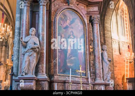 Wien, Österreich - 4. Juni 2022: Atemberaubendes Inneres des Stephansdoms mit verzierten Altar und atemberaubenden Fresken, beleuchtet von sanften goldenen L Stockfoto