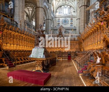 Salamanca, Spanien - 25. März 23: Innenraum einer großen Kathedrale mit verzierten hölzernen Chorbuden und einem Rednerpult. Stockfoto