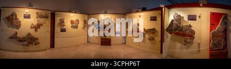 Puras, Spanien - 25. März 2025: Panoramablick auf eine Museumsausstellung mit verschiedenen geologischen Gesteinsproben an Wänden, die verschiedene zeigen Stockfoto
