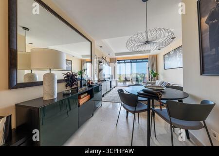 Modernes, offen geschnittenes Wohn- und Esszimmer im mediterranen Haus Stockfoto