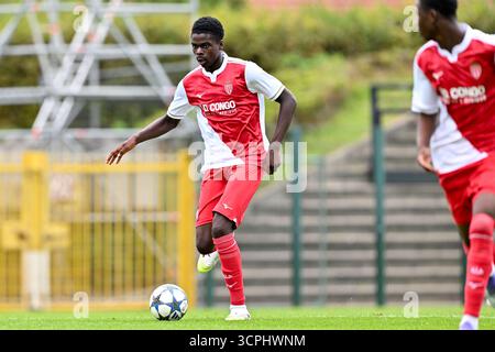 Roeselare, Belgien. September 2025. Matthias Oyatambwe (8) aus Monaco wurde während des Spiels der UEFA Youth League Phase in der Saison 2025–2026 zwischen Club Brugge KV und AS Monaco am 18. September 2025 in Roeselare, Belgien, gezeigt. (Foto: David Catry/sportpix) Credit: Sportpix/Alamy Live News Stockfoto