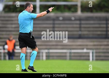 Roeselare, Belgien. September 2025. Schiedsrichter Dmytro Kubriak wurde während des Spiels der UEFA Youth League in der Saison 2025–2026 zwischen Club Brugge KV und AS Monaco am 18. September 2025 in Roeselare, Belgien, gezeigt. (Foto: David Catry/sportpix) Credit: Sportpix/Alamy Live News Stockfoto