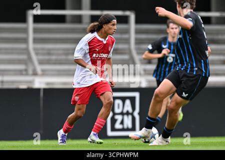 Roeselare, Belgien. September 2025. Mehdi Tlili (2) aus Monaco, dargestellt während des Spiels der UEFA Youth League in der Saison 2025–2026 zwischen Club Brugge KV und AS Monaco am 18. September 2025 in Roeselare, Belgien. (Foto: David Catry/sportpix) Credit: Sportpix/Alamy Live News Stockfoto