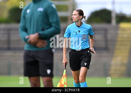 Roeselare, Belgien. September 2025. Stellvertretender Schiedsrichter Oleksandra Vdovina, dargestellt während des Spiels der UEFA Youth League in der Saison 2025–2026 zwischen Club Brugge KV und AS Monaco am 18. September 2025 in Roeselare, Belgien. (Foto: David Catry/sportpix) Credit: Sportpix/Alamy Live News Stockfoto