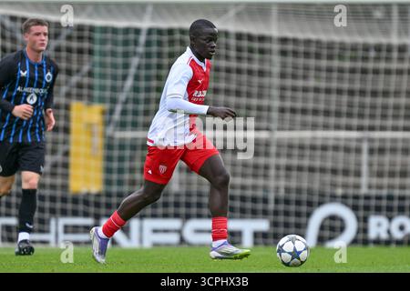 Roeselare, Belgien. September 2025. Pape Cabral (6) aus Monaco, das während des Spiels der UEFA Youth League in der Saison 2025–2026 zwischen Club Brugge KV und AS Monaco am 18. September 2025 in Roeselare, Belgien, gezeigt wurde. (Foto: David Catry/sportpix) Credit: Sportpix/Alamy Live News Stockfoto