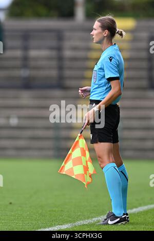 Roeselare, Belgien. September 2025. Stellvertretender Schiedsrichter Oleksandra Vdovina, dargestellt während des Spiels der UEFA Youth League in der Saison 2025–2026 zwischen Club Brugge KV und AS Monaco am 18. September 2025 in Roeselare, Belgien. (Foto: David Catry/sportpix) Credit: Sportpix/Alamy Live News Stockfoto