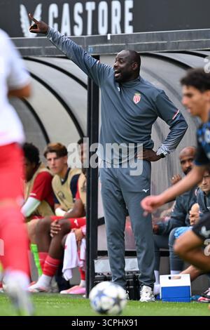 Roeselare, Belgien. September 2025. Cheftrainer Djimi Traore aus Monaco, dargestellt während des Spiels der UEFA Youth League in der Saison 2025–2026 zwischen Club Brugge KV und AS Monaco am 18. September 2025 in Roeselare, Belgien. (Foto: David Catry/sportpix) Credit: Sportpix/Alamy Live News Stockfoto