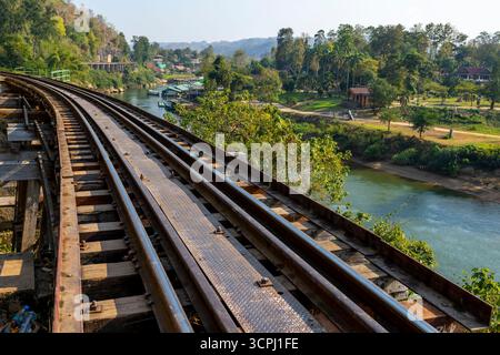 Die Todesbahnbrücke, die gefährlich unter Verwendung der Zwangsarbeit von Kriegsgefangenen unter der japanischen Besatzungsarmee während des Zweiten Weltkriegs gebaut wurde Stockfoto